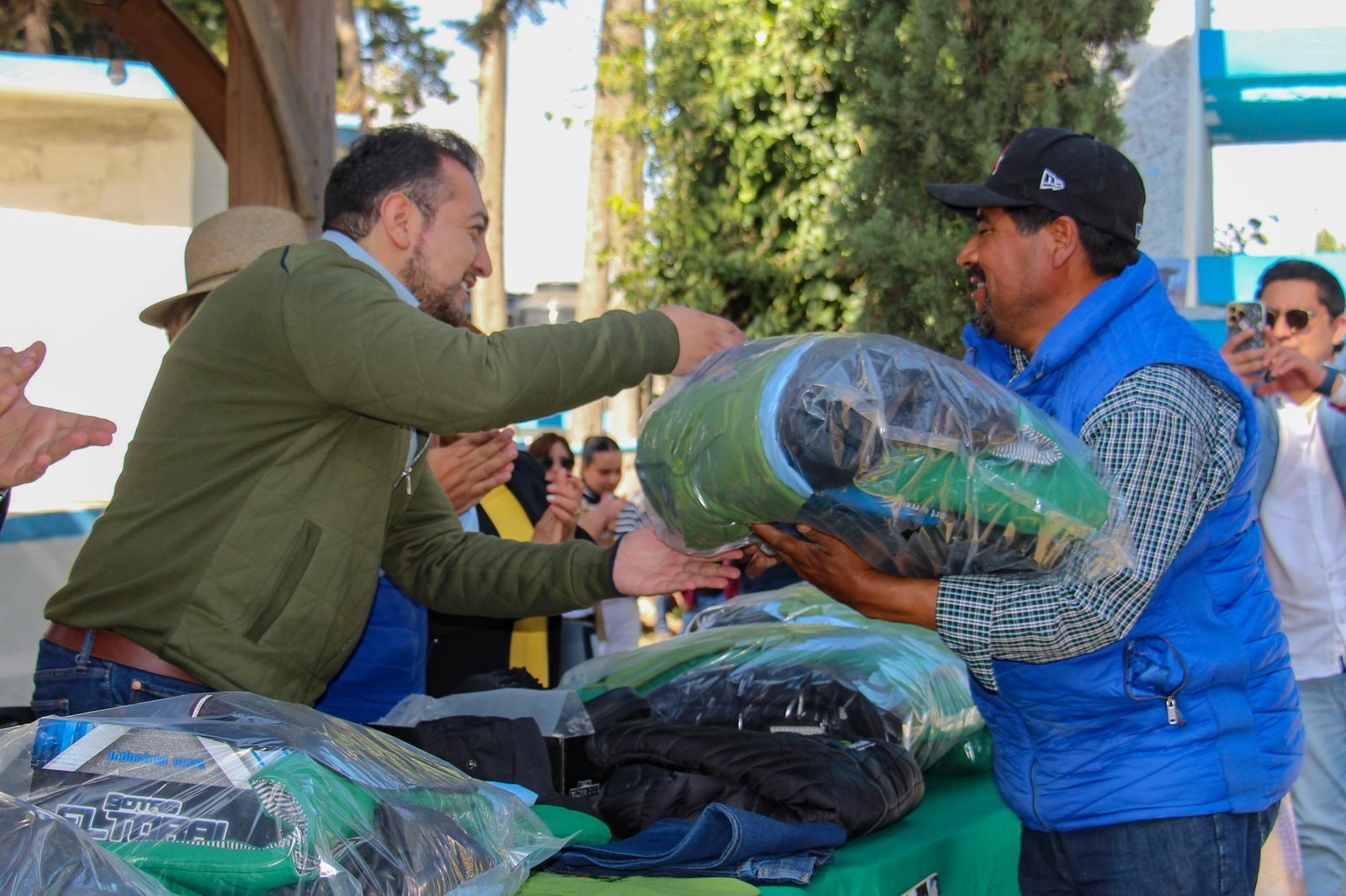 Entrega Salvador Santos Cedillo uniformes a trabajadores de la Capamh